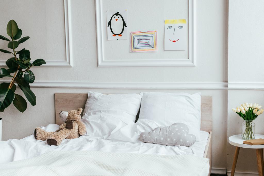 İçinde yatak, oyuncak ayı ve resimler olan boş bir çocuk odası. - Fotoğraf, Görsel