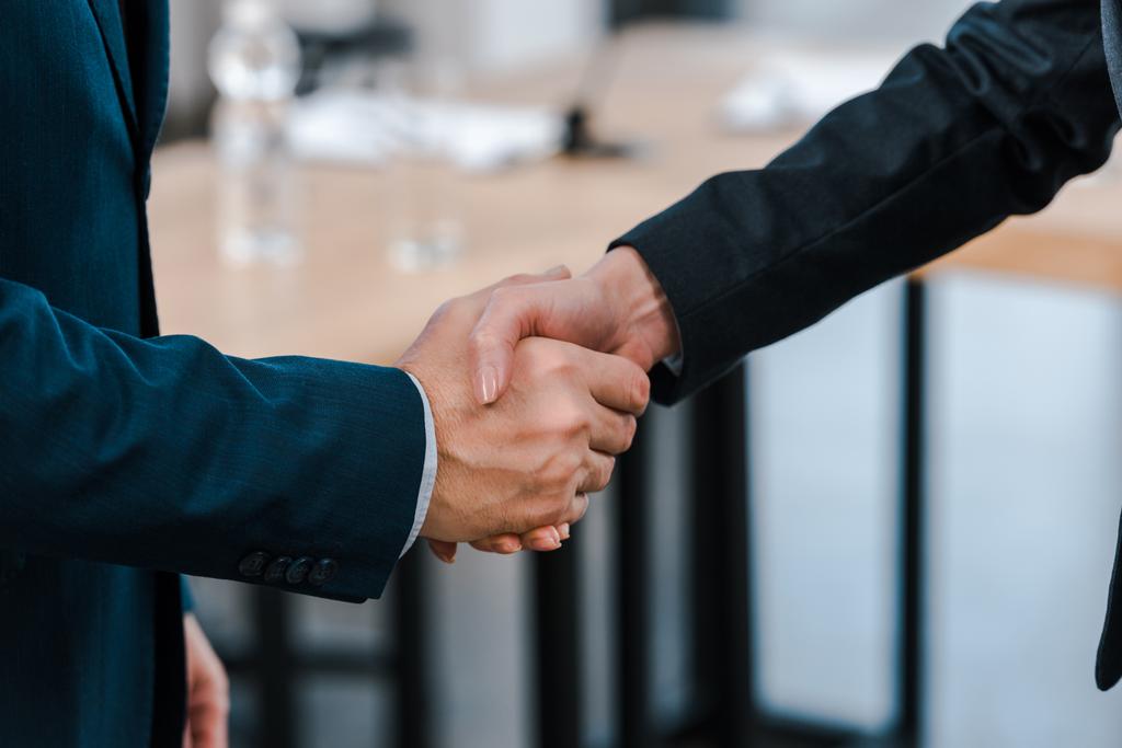 ビジネスマンと握手をするビジネスマンの  - 写真・画像