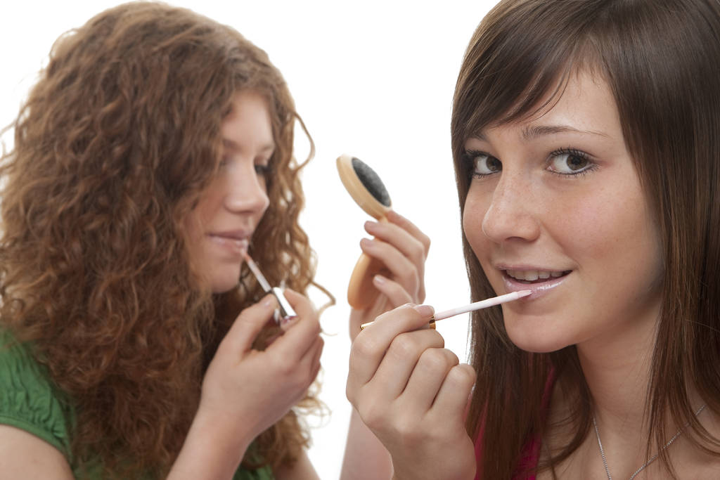Adolescentes aplicando maquillaje
 - Foto, Imagen