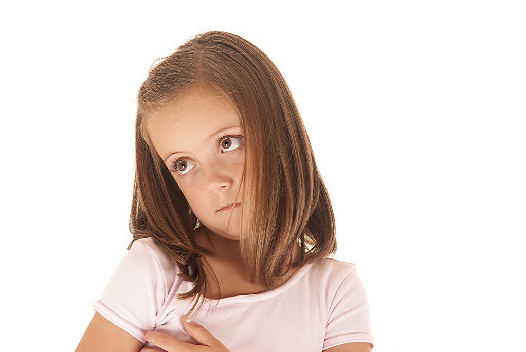 schattig jong meisje in roze met een onschuldige blik - Foto, afbeelding
