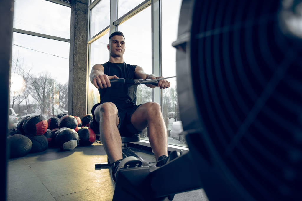 Мужчина спортсмен упорно тренируется в тренажерном зале. Концепция здорового образа жизни
. - Фото, изображение