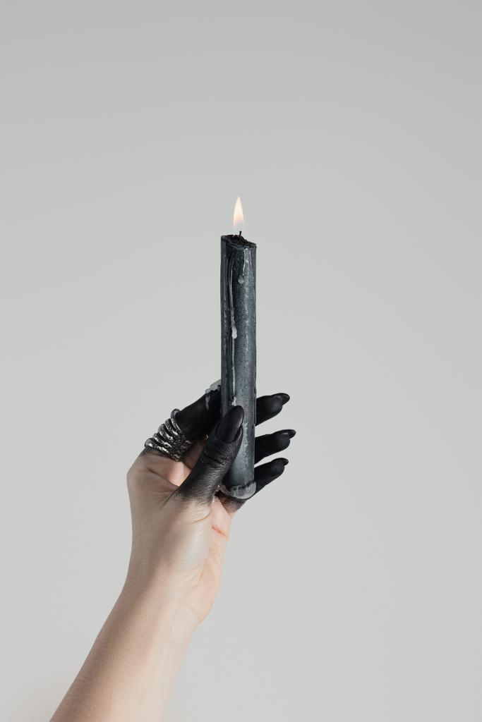 Vue recadrée de sorcière tenant une bougie en noir peint à la main isolé sur gris
 - Photo, image