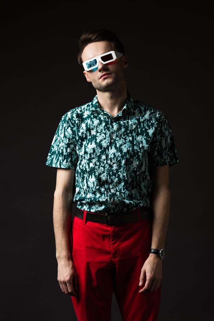 ファッショナブルな男で3Dメガネで青のカラフルなシャツと赤のパンツ - 写真・画像