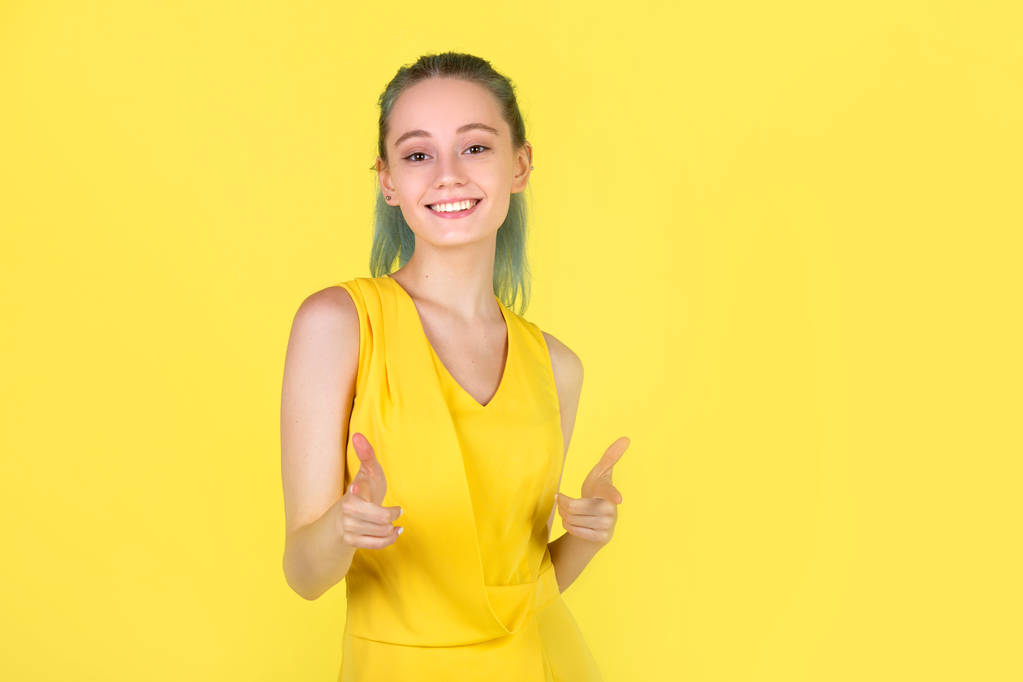 kaunis nuori nainen keltaisessa mekossa keltaisella taustalla
 - Valokuva, kuva