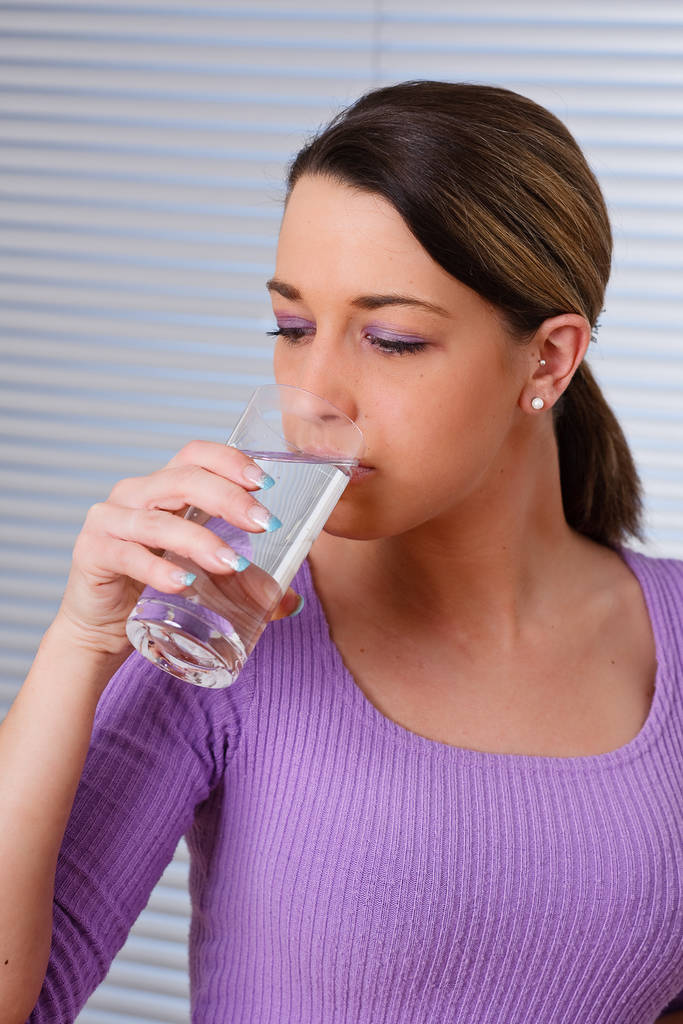 Mulher bebendo um copo de água - Foto, Imagem