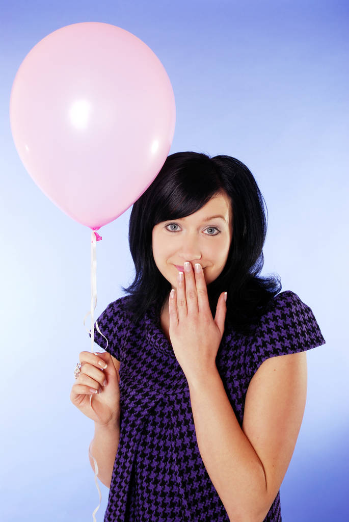νεαρή γυναίκα με μπαλόνι - Φωτογραφία, εικόνα