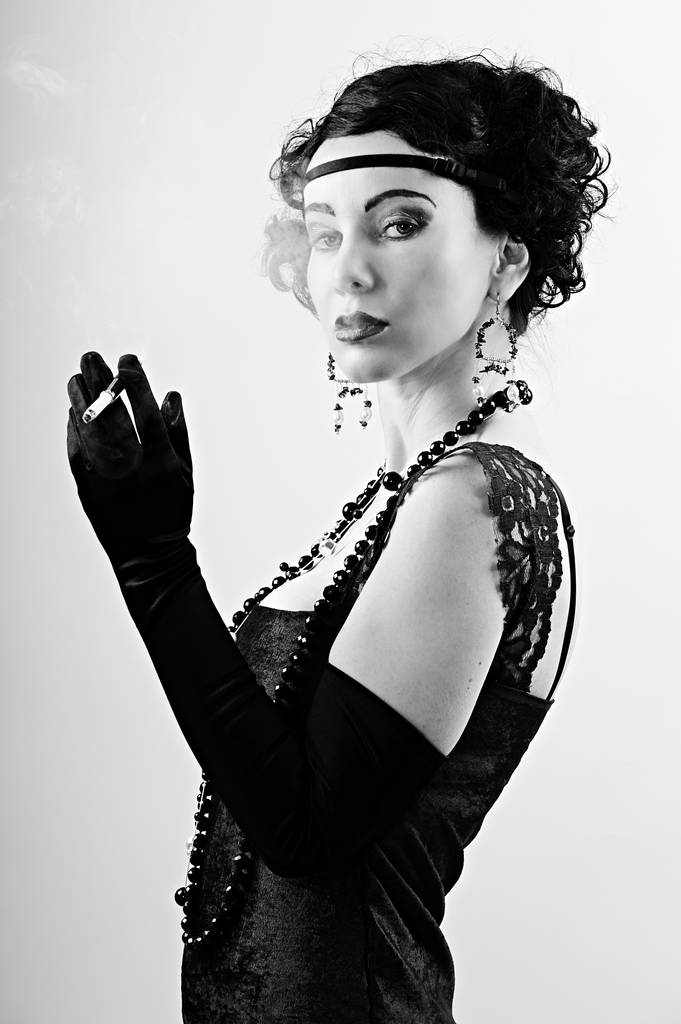 黒いドレスを着た美しい若い女性の肖像画 - 写真・画像