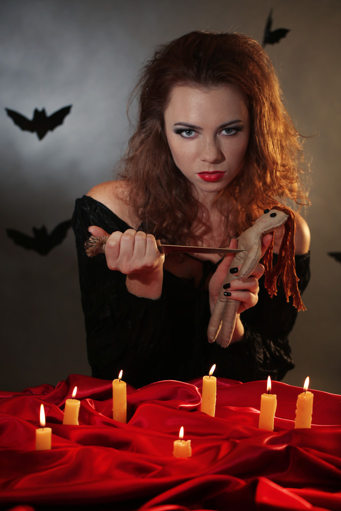 Хэллоуинская ведьма на тёмном фоне
 - Фото, изображение