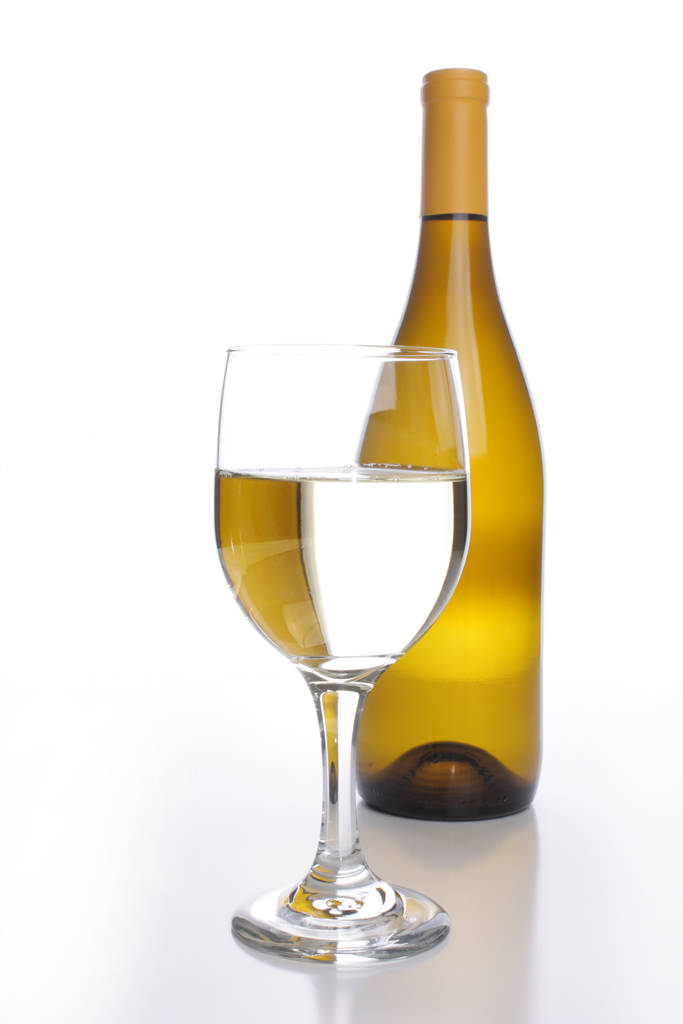 Бутылка вина со стаканом - Фото, изображение