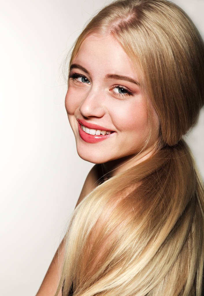 Portret van een glimlachende blonde jonge vrouw gezicht. Kuuroord - Foto, afbeelding