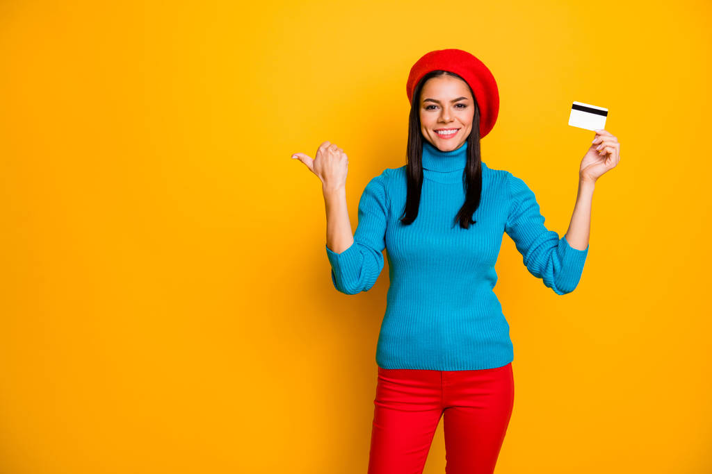 Muotokuva hänen mukava houkutteleva iloinen iloinen tyttö osoittaa ATM-muovikortti verkkokaupoissa nopea toimitus tilaus palvelu kopioi tilaa eristetty kirkas eloisa loistaa elinvoimainen keltainen väri tausta
 - Valokuva, kuva