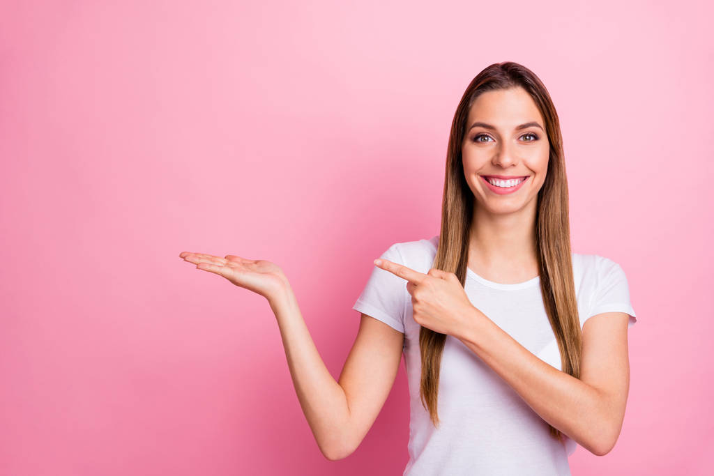 Portret van koele charmante positieve meisje pormoter houden hand promotie geven aan suggereren dragen trendy outfit geïsoleerd over roze kleur achtergrond - Foto, afbeelding