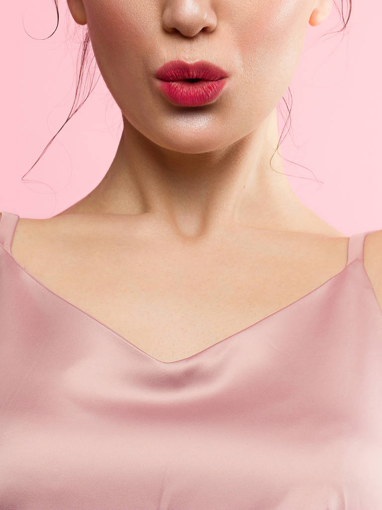 Close-up idealny makijaż usta piękne usta kobiety. Pulchne seksowne pełne usta. Makro zdjęcie twarzy szczegółowo. Doskonała czysta skóra, świeży makijaż ust. Słodka różowa szminka w kolorze magenta. Walentynki styl - Zdjęcie, obraz