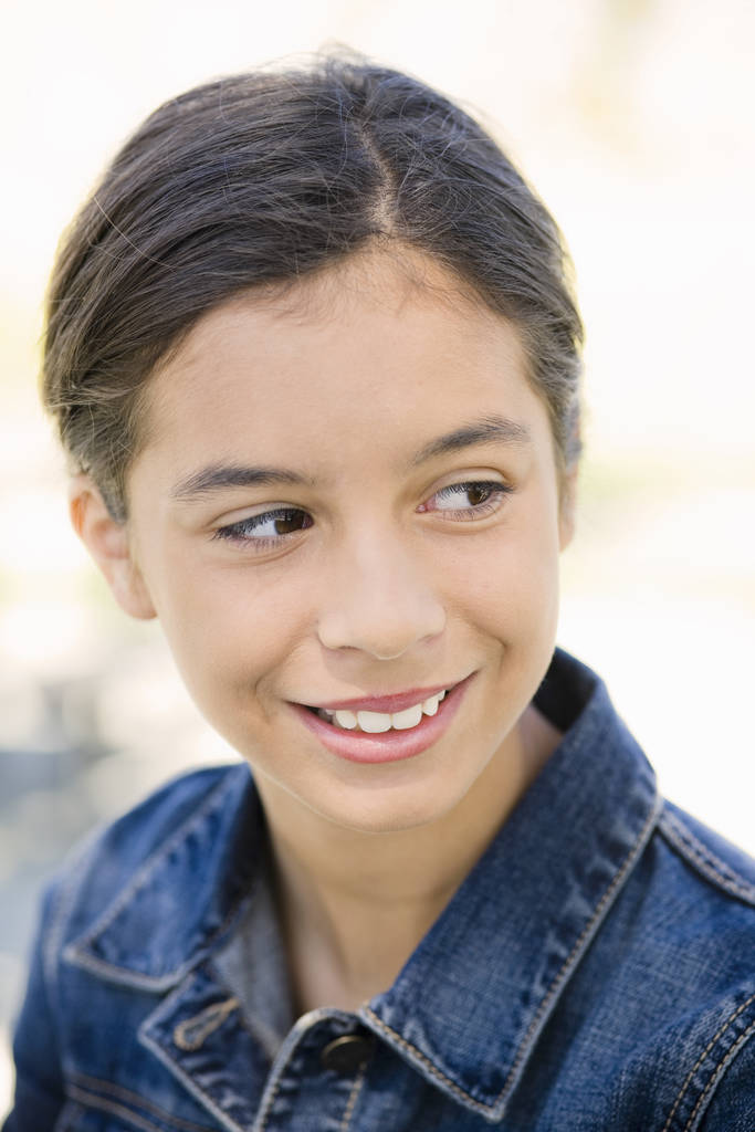 Portret van lachende tiener meisje kijken weg van camera - Foto, afbeelding