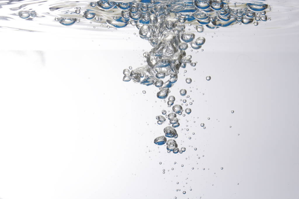 Water spatten op witte achtergrond - Foto, afbeelding