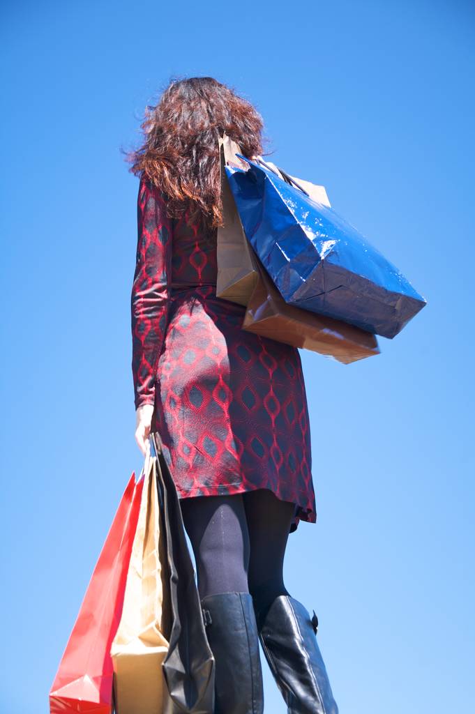 rot gekleidete Frau beim Einkaufen - Foto, Bild