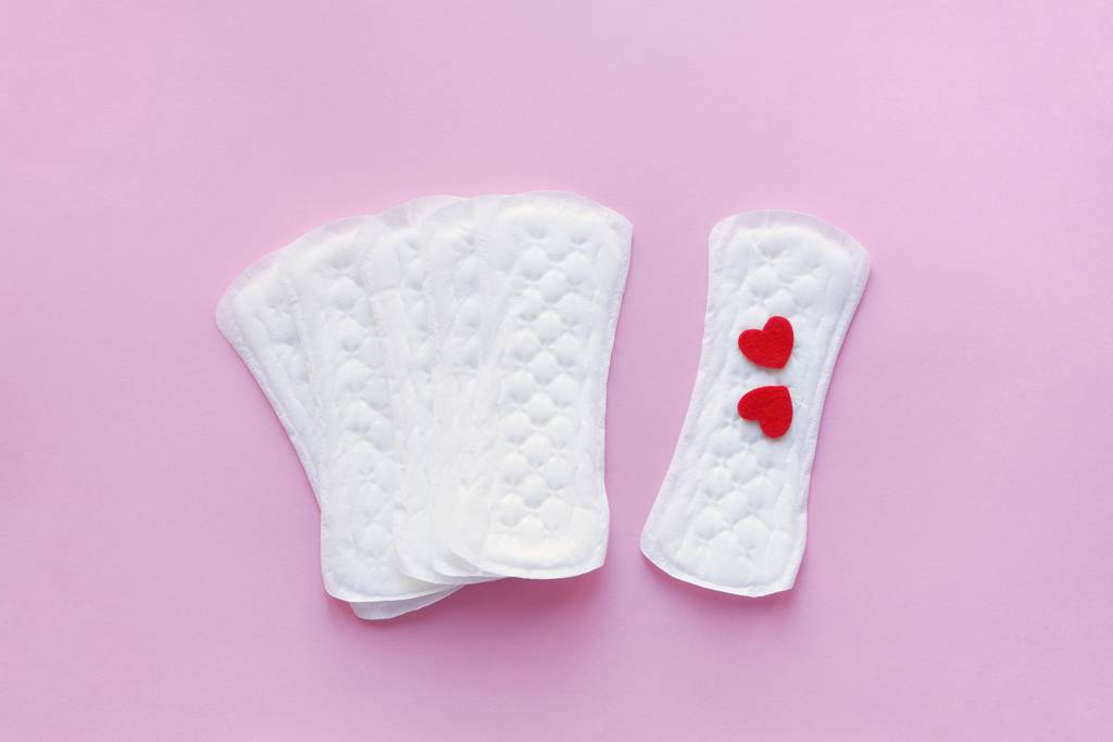 Sanitary pads on a pink background. An alternative choice of feminine hygiene products. Menstrual mothly cycle, means of protection. Top view, flat lay. - Photo, Image