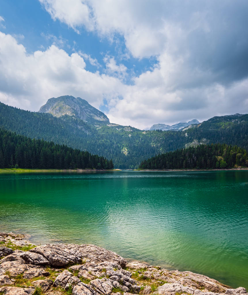 Lago Negro (Crno jezero) paisaje de verano. Municipio de Zabljak
, - Foto, Imagen