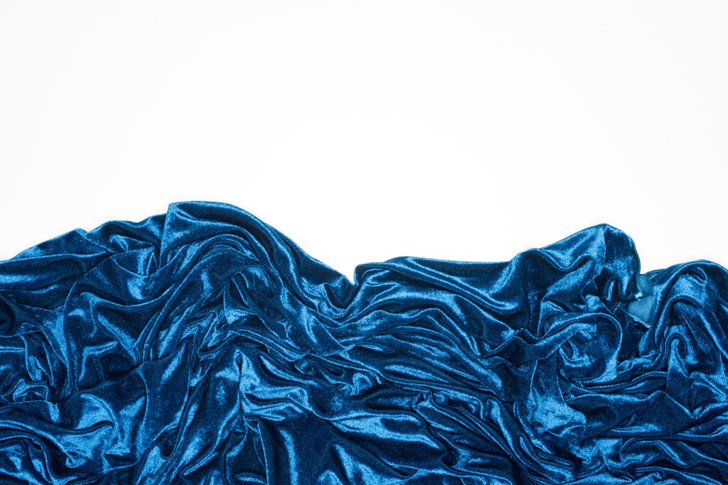 Vue du dessus du tissu de velours froissé bleu isolé sur blanc
 - Photo, image