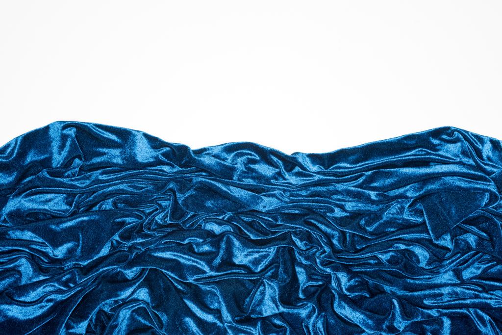 Beyaz üzerine izole edilmiş mavi kadife kumaşın üst görünümü - Fotoğraf, Görsel