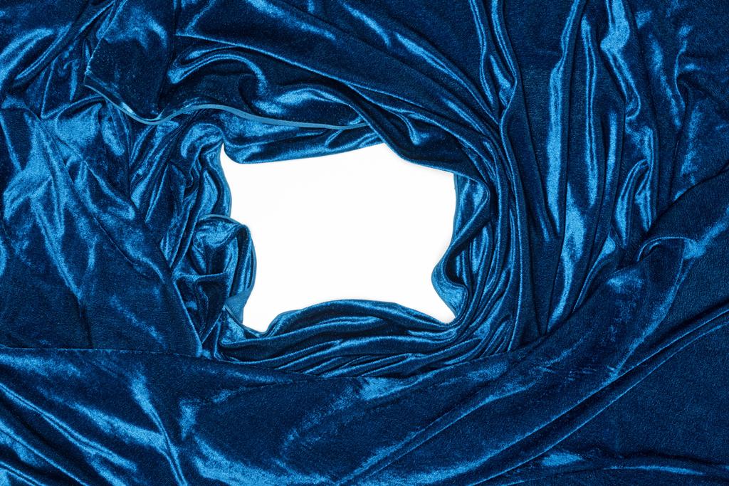 Vista superior del marco de tela de terciopelo azul aislado en blanco
 - Foto, imagen