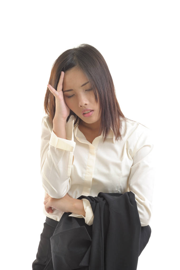 mladá asijská žena v černém obleku s bolestí hlavy - Fotografie, Obrázek