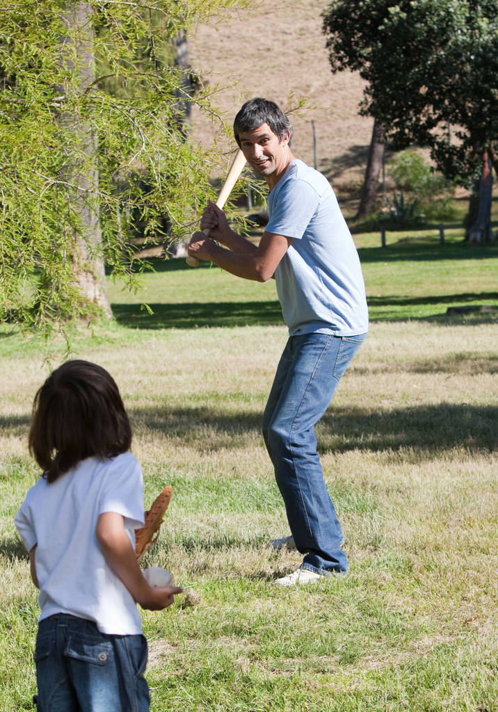 Vonzó apa baseballozik a fiával a parkban. - Fotó, kép