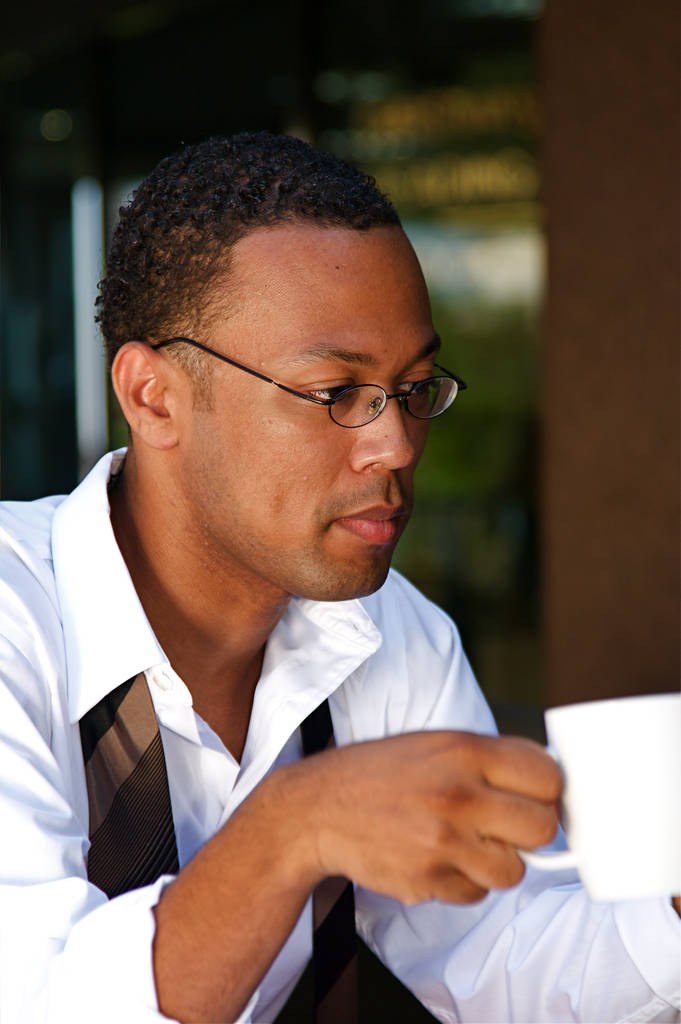 zakenman aan een café - Foto, afbeelding