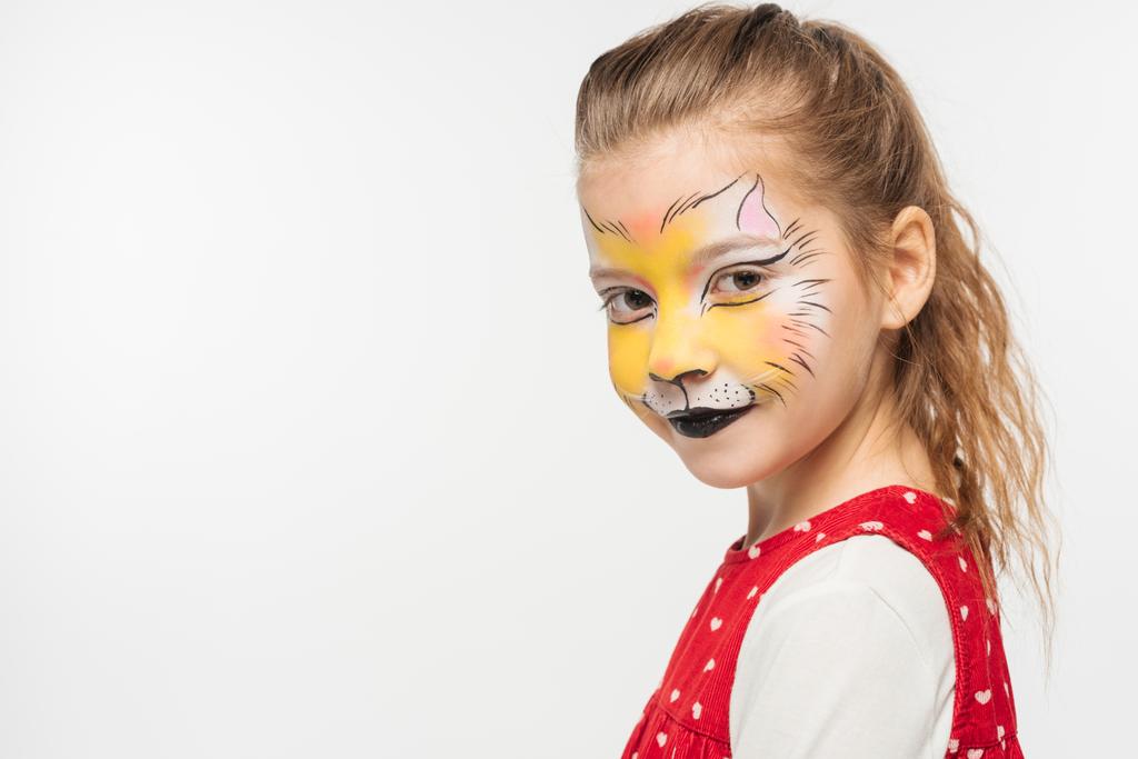 очаровательный ребенок с тигровой намордник картина на лице глядя на камеру изолированы на белом
 - Фото, изображение