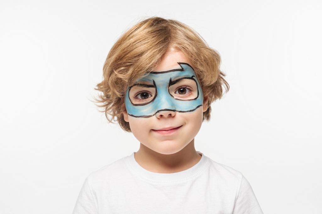 entzückender Junge mit Superheldenmaske im Gesicht, der in die Kamera lächelt, isoliert auf Weiß - Foto, Bild