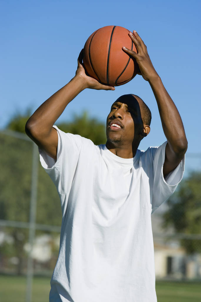Людина з метою стріляти в баскетбол
 - Фото, зображення