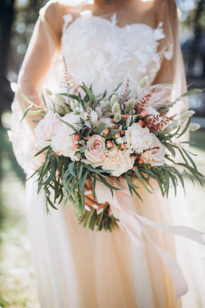 Kırmızı, pembe ve beyaz çiçekli güzel düğün buketi, güller ve okaliptüsler, şakayıklar, zambaklar - Fotoğraf, Görsel