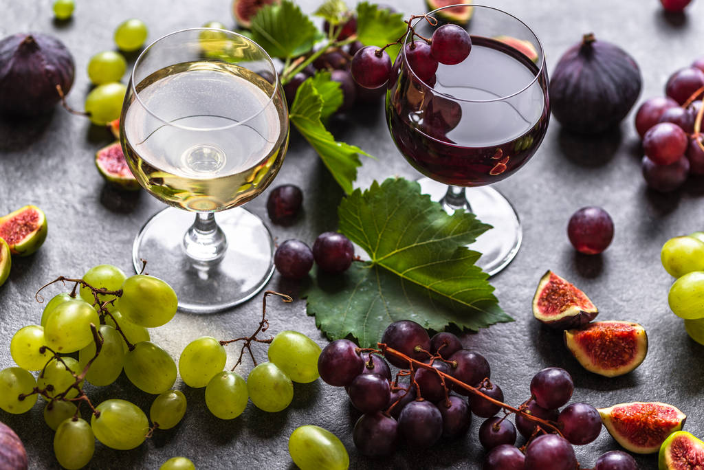 Verschiedene Früchte und Wein, Rot- und Weißweingläser - Foto, Bild