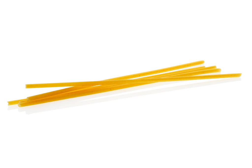 Bucatini ou perciatelli - épaisses pâtes spaghetti avec un trou traversant le centre isolé sur blanc
 - Photo, image