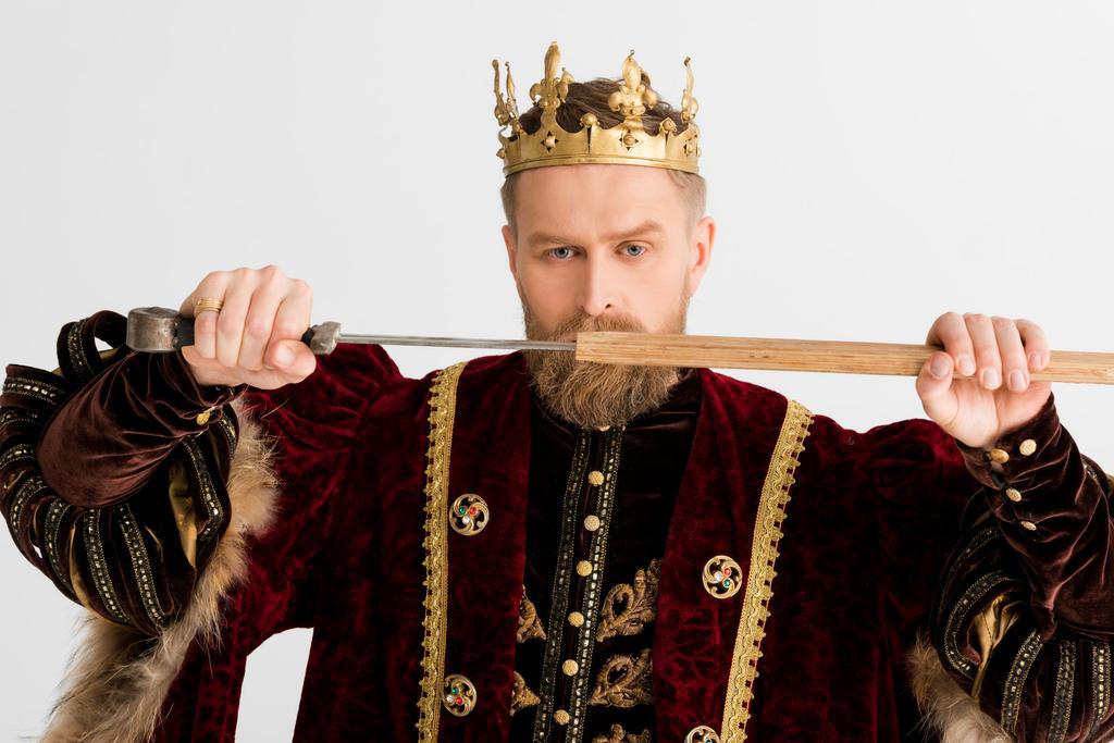 σοβαρός βασιλιάς με σπαθί συγκράτησης κόμης απομονωμένο σε γκρι - Φωτογραφία, εικόνα