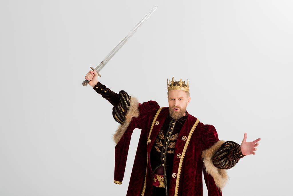 rey con corona sosteniendo espada y gritando aislado en gris
 - Foto, imagen