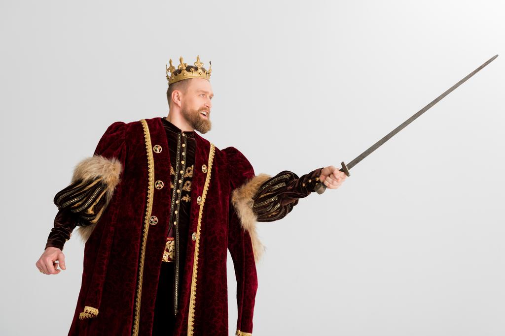 koning met kroon vechten met zwaard geïsoleerd op grijs - Foto, afbeelding