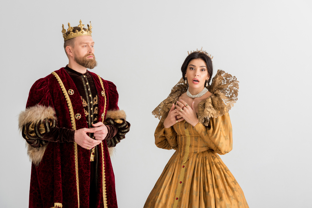 sorprendido reina y rey con coronas aisladas en gris
 - Foto, imagen