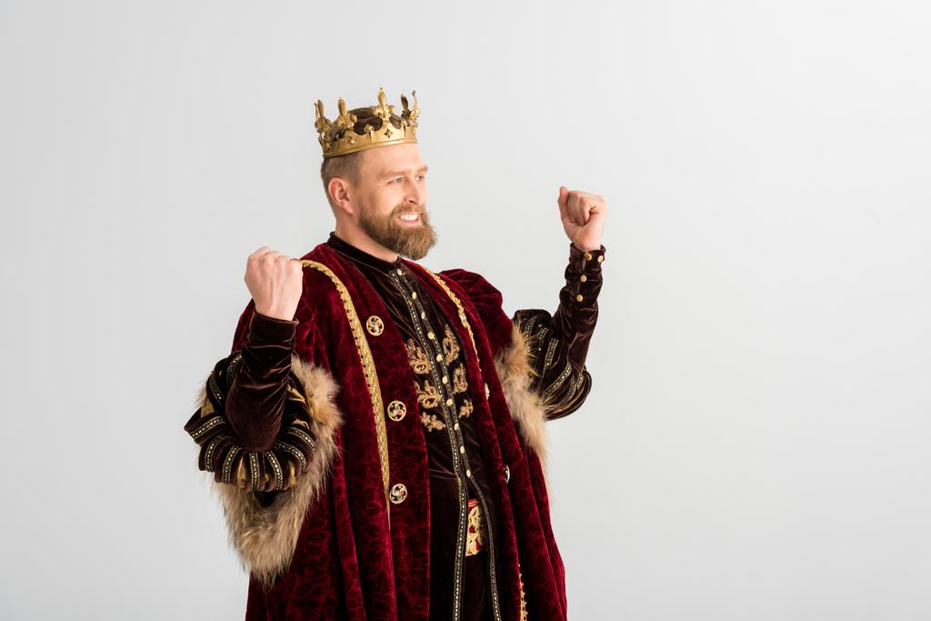 šťastný král s korunou ukazující ano gesto izolované na šedi - Fotografie, Obrázek
