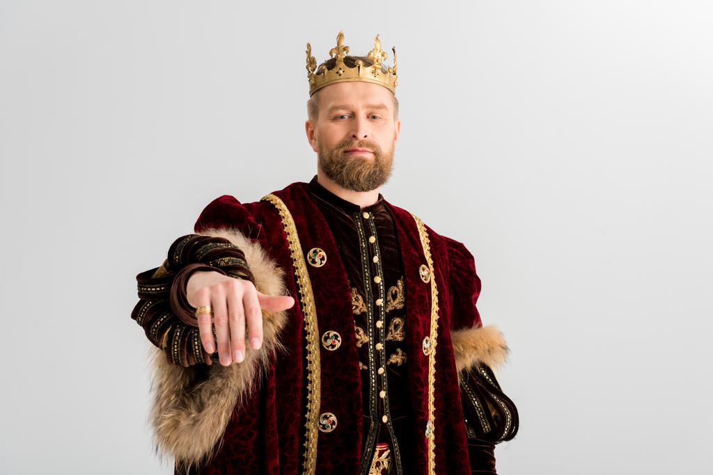 jóképű király koronával mutató kéz elszigetelt szürke - Fotó, kép