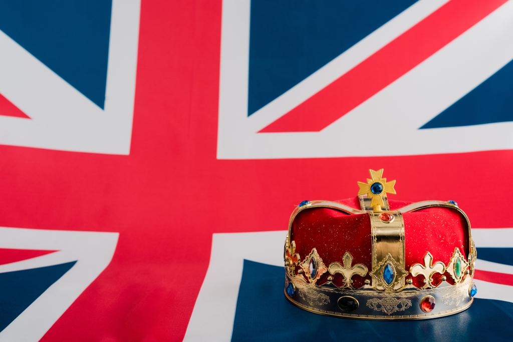złota korona na brytyjskiej fladze z przestrzenią do kopiowania - Zdjęcie, obraz