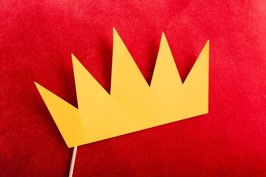 верхний вид бумажной короны на красной подушке
  - Фото, изображение
