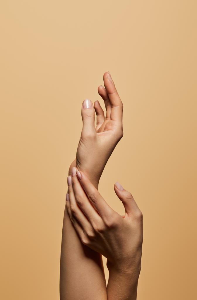 oříznutý pohled na ženské ruce izolované na béžové - Fotografie, Obrázek