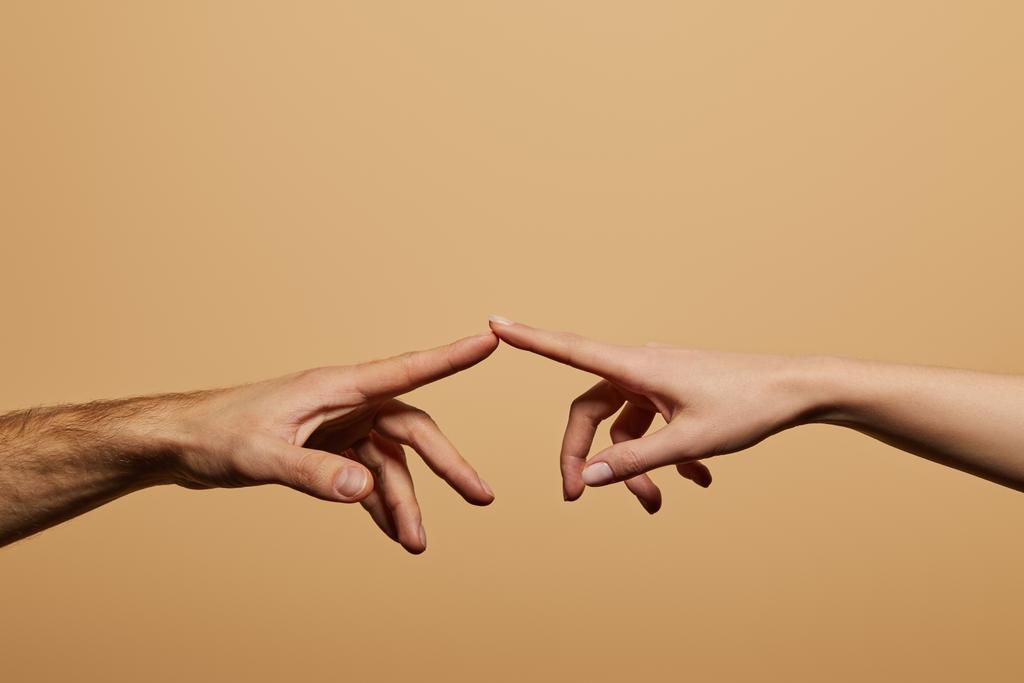 vista ritagliata di uomo e donna che si toccano con le dita isolate sul beige
 - Foto, immagini