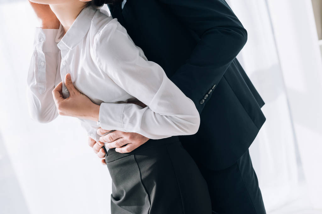 ostříhaný pohled na podnikatele v obleku objímání tajemníka v úřadu  - Fotografie, Obrázek