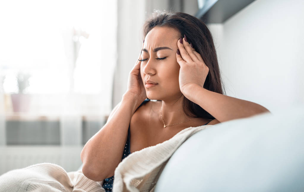 bouleversé déprimé asiatique fille sur canapé souffrant de maux de tête migraine
 - Photo, image