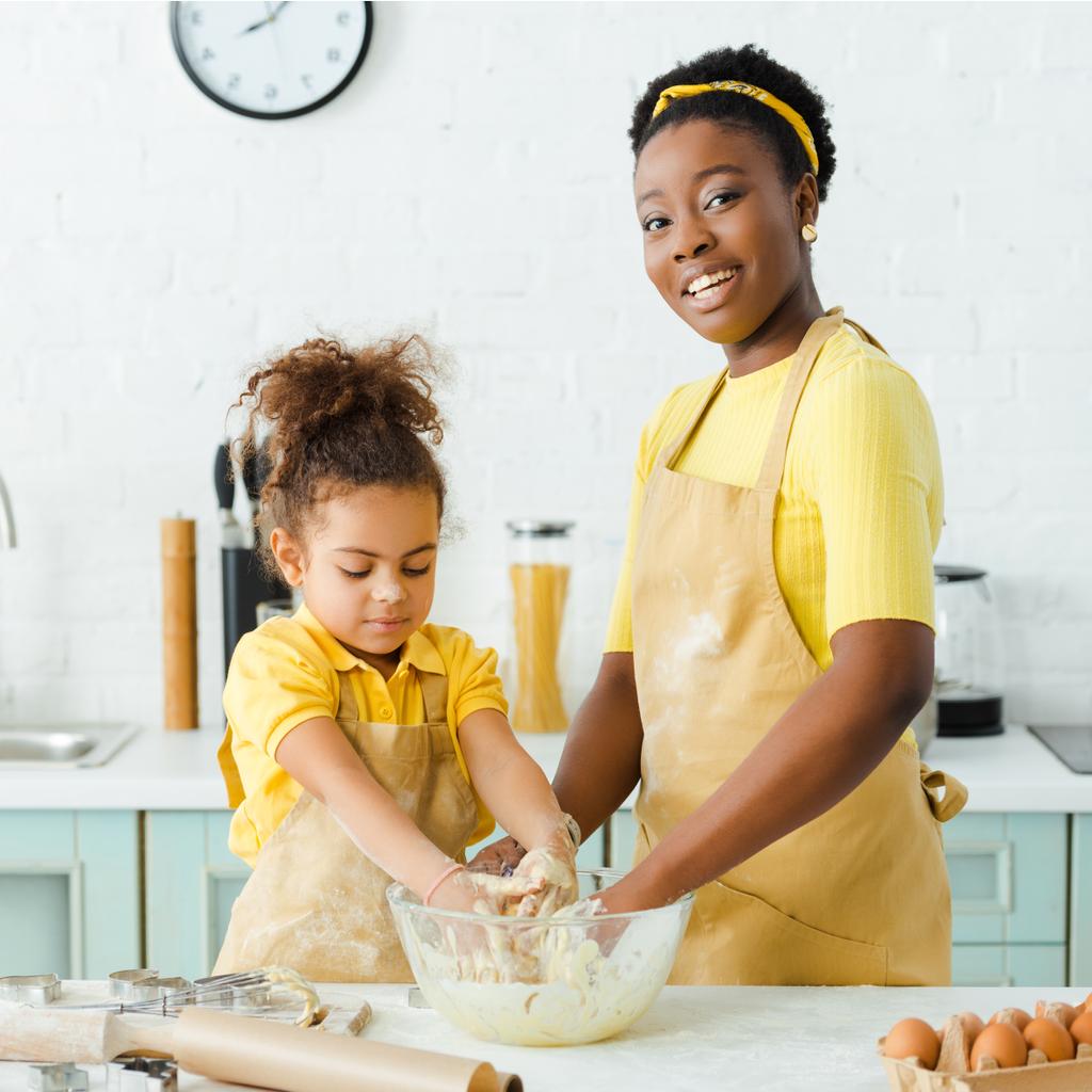 szczęśliwy Afryki amerykański matka i córka ugniatanie ciasto  - Zdjęcie, obraz
