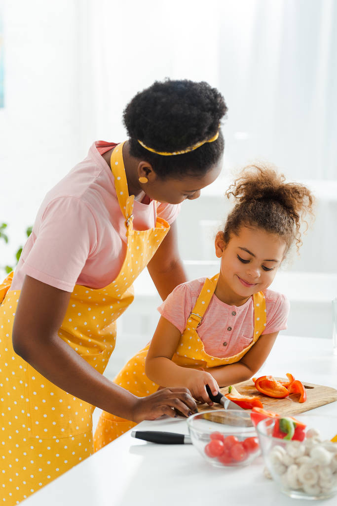 afro-américaine mère regardant fille souriante dans la cuisine
  - Photo, image