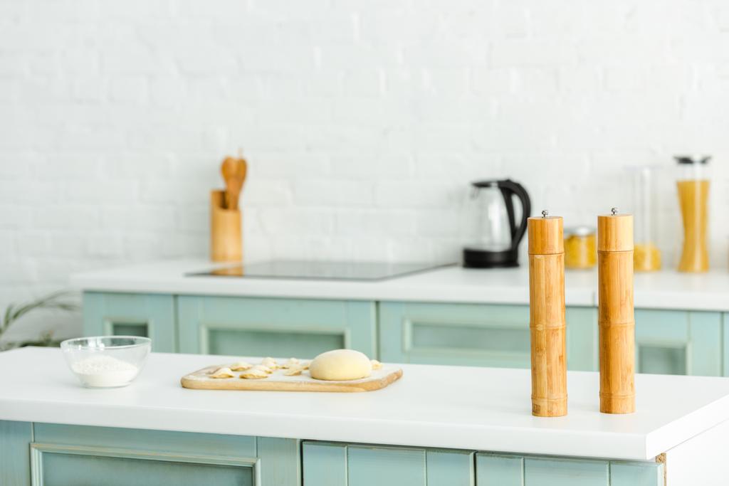 ωμά ζυμαρικά σε ξύλινη επιφάνεια κοπής στην κουζίνα  - Φωτογραφία, εικόνα