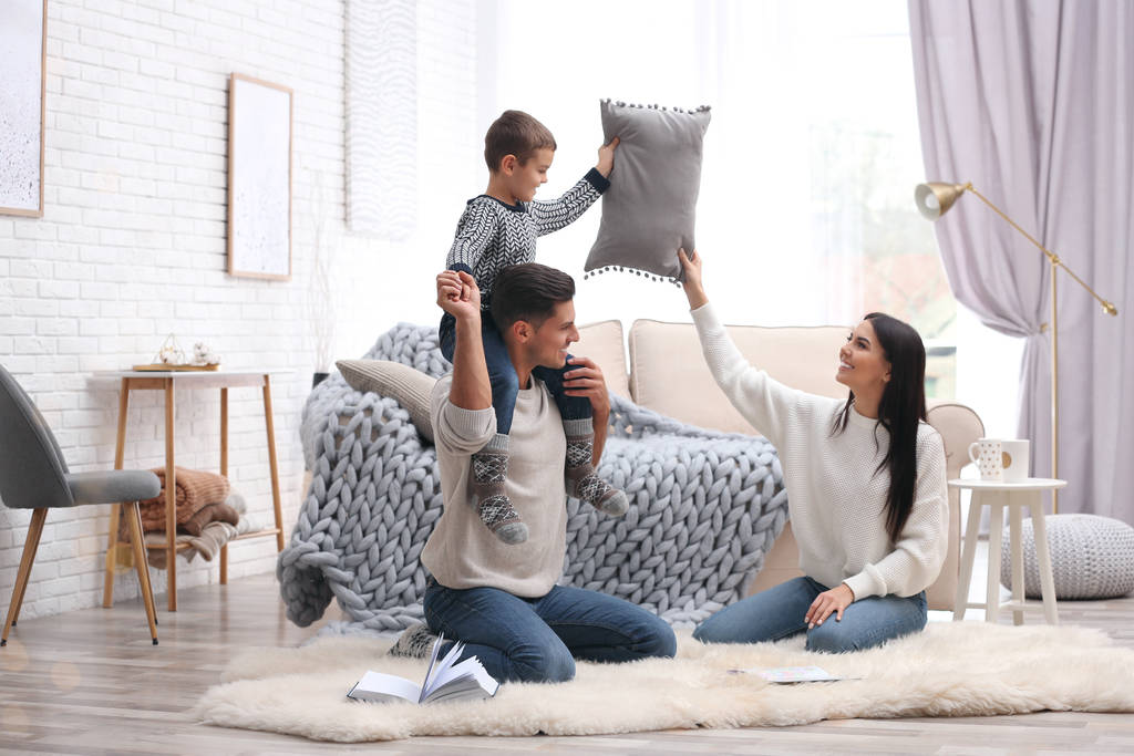 Familia feliz con su pequeño hijo divirtiéndose en casa. Vacaciones de invierno
 - Foto, imagen